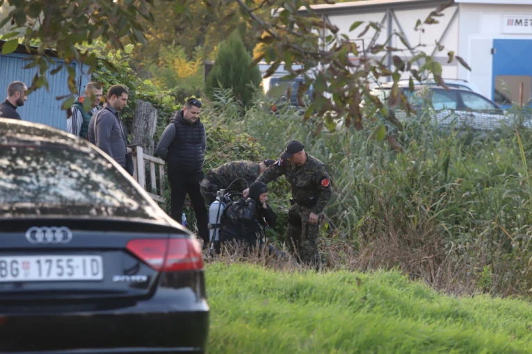 RONIOCI PRETRAŽUJU KANAL U KRNJAČI: Pronađen jedan pištolj, drugi traže u potoku!