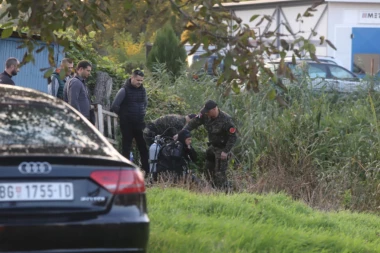 RONIOCI PRETRAŽUJU KANAL U KRNJAČI: Pronađen jedan pištolj, drugi traže u potoku!
