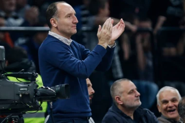 ČAKAR SEO NA KLUPU PAZARA, PA PORUČIO: Žao mi je što ovde nisam završio karijeru!