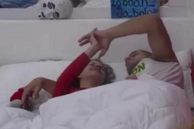 OPET ZATRESLI KREVET: Zadrugari se zaigrali ispod pokrivača, Aleksandra i Ivan u naletu strasti! (VIDEO)