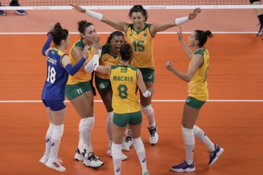 Srbija ih pregazila, a one utehu našle u VRELOM POLJUPCU: Brazilke u strasnom zagrljaju, ovo niste videli u prenosu! (FOTO)