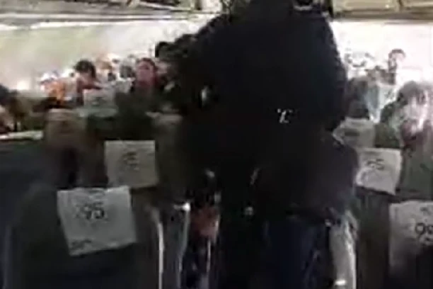 VIŠE SVETSKIH PRVAKA NEGO PUTNIKA: Odbojkašice se VRAĆAJU kući sa zlatom, a evo kako izgleda atmosfera u avionu! (VIDEO)