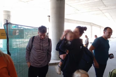 DIRLJIVE SCENE NA AERODROMU! Bojana sa detetom u naručju u društvu bivšeg košarkaša Zvezde! (FOTO)
