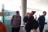 DIRLJIVE SCENE NA AERODROMU! Bojana sa detetom u naručju u društvu bivšeg košarkaša Zvezde! (FOTO)