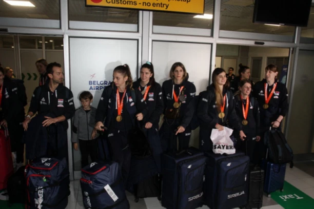 Jovana, kraljica odbojke i ćerka legende Partizana: Šampionske reči po dolasku u SRPSKU PRESTONICU! (VIDEO)