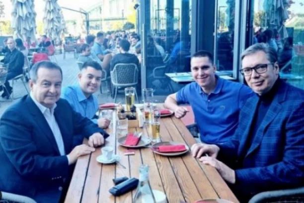 VUČIĆ I DAČIĆ SA SINOVIMA: Objavili fotografiju iz kafića - vreme je da se u Beogradu na vodi opustimo i pripremimo za napornu nedelju