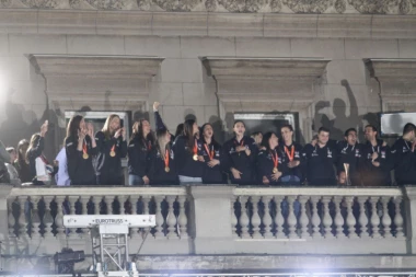 SRBIJA DOČEKALA ZLATNE DEVOJKE: Santareli ima veliko obećanje, Tijana najavila novi susret na balkonu! (VIDEO/FOTO)