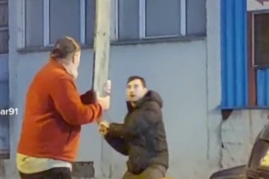 OVAKVU ULIČNU TUČU SIGURNO NISTE VIDELI! Dva muškarca ukrstili LETVE, a onda je krenuo HAOS! (VIDEO)