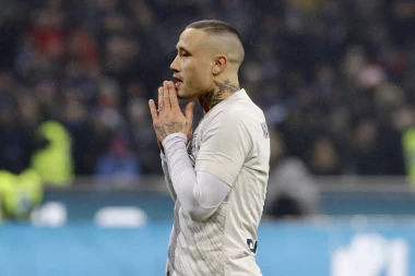 NAJLUĐI LIK U FUDBALU: Naingolan pušio cigaretu na klupi usred utakmice! (FOTO)