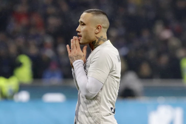 NAJLUĐI LIK U FUDBALU: Naingolan pušio cigaretu na klupi usred utakmice! (FOTO)