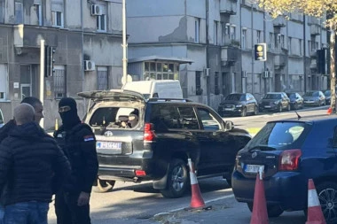 MITRALJEZI KROZ PROZOR, ALARM U USTANIČKOJ! Dovoze Belivukove zločince iz CZ! (FOTO, VIDEO)