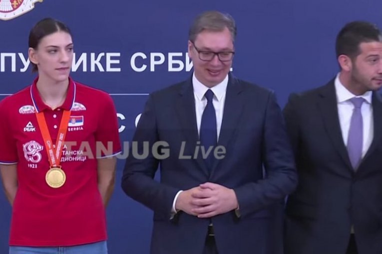 Predsednik Aleksandar Vučić dočekao svetske šampionke! (VIDEO)