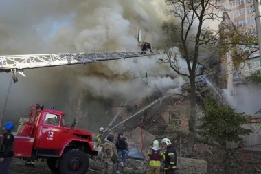 NOVI TALAS EKSPLOZIJA U UKRAJINI! Uništena zgrada u Nikolajevu, Žitomir u mraku