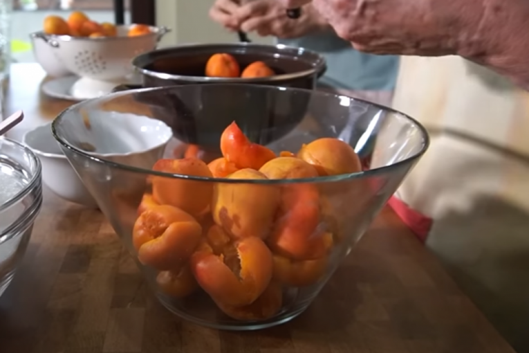 Izvor: Printscreen/ YouTube/ Mama Buba