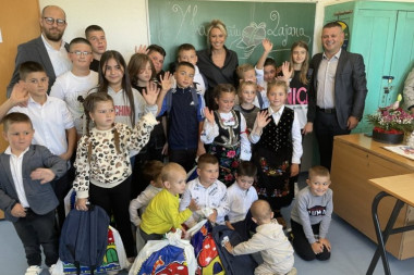 FONDACIJA "DAJANA PAUNOVIĆ" uručila poklone mališanima iz Starog Grackog