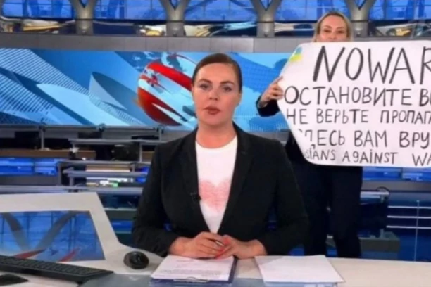 OTROVANA RUSKA NOVINARKA KOJA JE SA PLAKATOM PROTIV RATA U UKRAJINI UPALA U PRENOS!? Iznenada joj pozlilo dok je izlazila iz stana! (VIDEO)