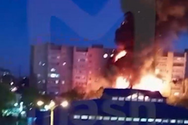 EKSPLOZIJA U RUSKOM GRADU: Vojni avion se srušio na zgradu u Jejsku (VIDEO)