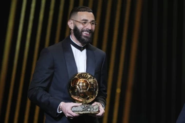 ŠTA ČOVEK RADI?! Karim Benzema doveo ŽENU I DEVOJKU na dodelu Zlatne lopte! Obe su lepotice od kojih ZASTAJE DAH! (FOTO GALERIJA)