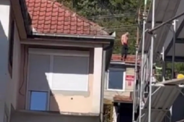 DRAMA U KRAGUJEVCU! Zakucao se u atomobil, pokosio pešake, pa se polugo popeo na krov! (VIDEO)