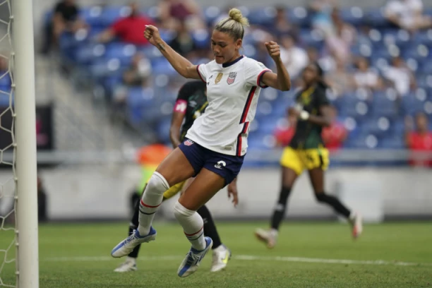 "ZAPALILA" ATMOSFERU NA ZLATNOJ LOPTI: Benzema u drugom planu, ćerka legende NBA lige u IZAZOVNOM izdanju postala zvezda večeri (FOTO)