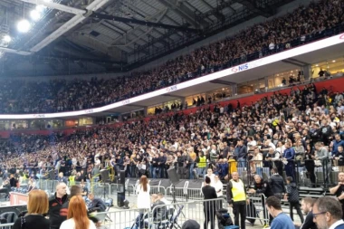 OPŠTI HAOS NA TRIBINAMA! "Grobari" se tukli međusobno, čitava dvorana skandirala "cigani, cigani"! (VIDEO)