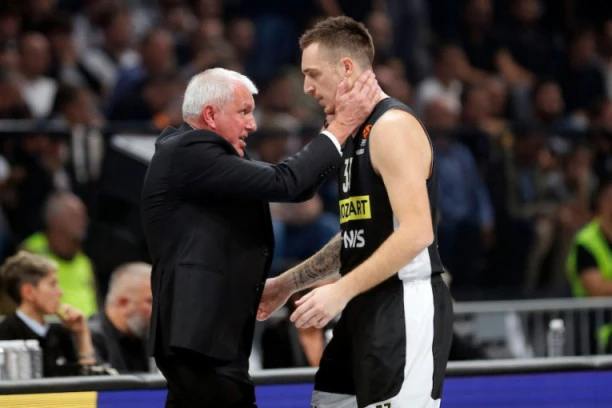 ŠOK FOTKA: Igrači Partizana i Zvezde u ISTOM crno-belom dresu! (FOTO)