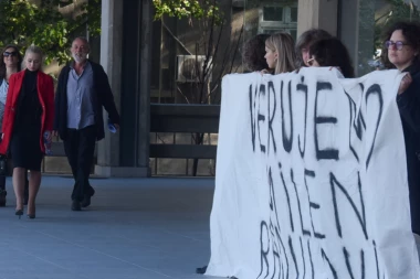 Počelo suđenje učitelju glume Miki, danas iznosi odbranu: ISPRED SUDA GA DOČEKAO VELIKI TRANSPARENT (FOTO)