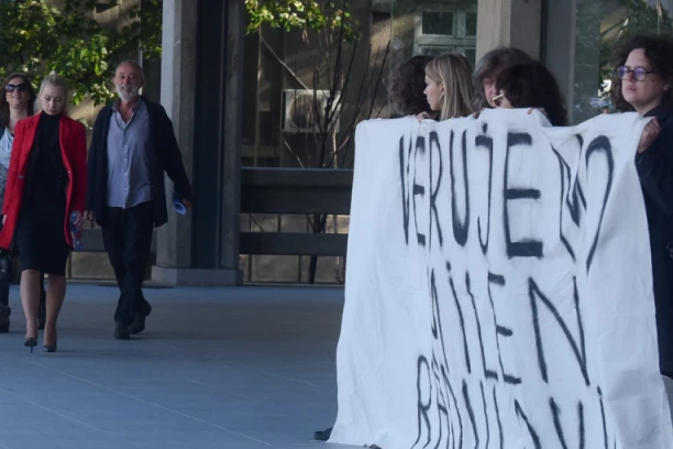 Počelo suđenje učitelju glume Miki, danas iznosi odbranu: ISPRED SUDA GA DOČEKAO VELIKI TRANSPARENT (FOTO)