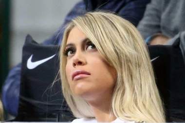 USRED ZIME VRELA VANDA! Kontroverzna žena fudbalera "OBORILA" internet selfijem od kog ZASTAJE DAH! (FOTO)