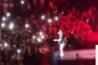 POZNATI PEVAČ PREMINUO TOKOM KONCERTA! Publika svedočila jezivoj sceni u Parizu, isplivao snimak Mikabanovih poslednjih trenutaka! (VIDEO)