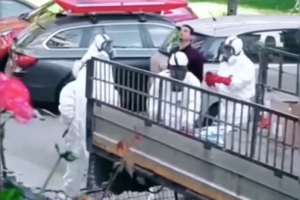 HOROR U NOVOSADSKOJ VIŠESPRATNICI! Cela zgrada smrdi i ulepljena od ostatka leša! (VIDEO)