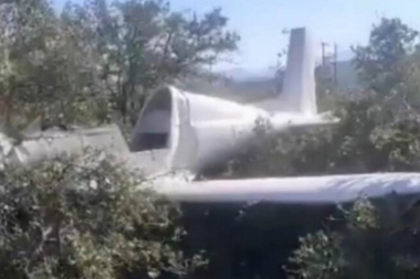 TRAGEDIJA U GRČKOJ: Srušio se avion pored autoputa, pilot nastradao, TUGA!