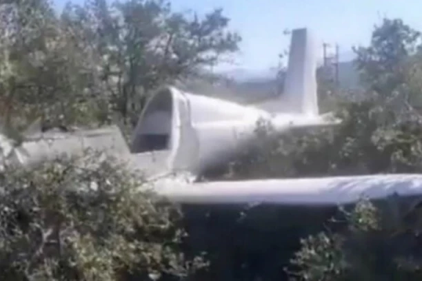 TRAGEDIJA U GRČKOJ: Srušio se avion pored autoputa, pilot nastradao, TUGA!