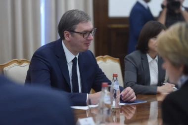 OGLASIO SE PREDSEDNIK SRBIJE POSLE RAZGOVORA SA ESKOBAROM: Srbija, kao ozbiljna i pouzdana zemlja, nastavlja borbu za očuvanje svog naroda