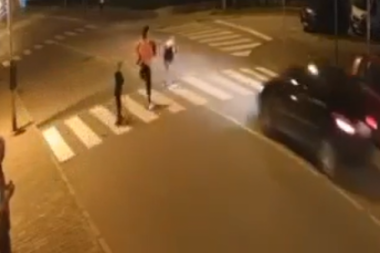 UZNEMIRUĆI SNIMAK IZ ŠAPCA! Video kako dete prelazi sa majkom ulicu i nije hteo da stane, pa udario dečaka (VIDEO)