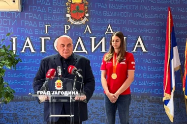 DRAGAN MARKOVIĆ PALMA: Jagodina se ponosi Sarom Lozo