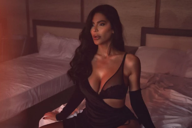 MARINA SE IZBORILA ZA SE*SI SCENE! Ipak GOLA u spotu! (VIDEO)