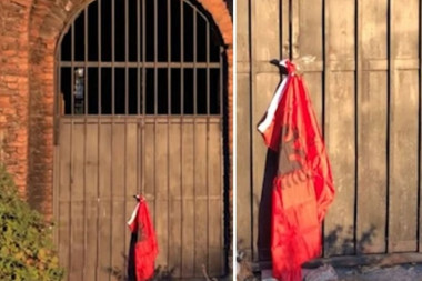 NOVE SRAMNE PROVOKACIJE: Osvanula zastava Albanije na vratima Hrama Hrista Spasa u Prištini (FOTO)