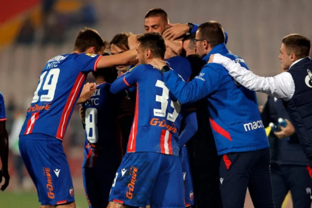 PEŠIĆ I KANGA PREORALI "KARAĐORĐE": Zvezda za deset minuta KAZNILA Vošu i slavila u derbiju u Novom Sadu!