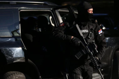 SLEDI  ISPITIVANJE OSMORO OPTUŽENIH I SVEDOKA SARADNIKA! Nastavlja se suđenje KLANU VELJE NEVOLJE! Ustanička pod opsadom! (FOTO)