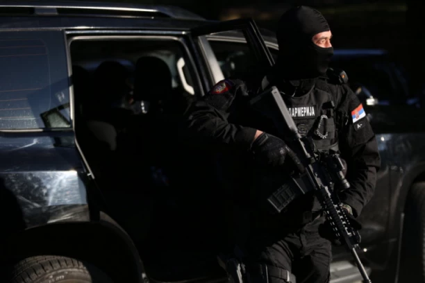 SLEDI  ISPITIVANJE OSMORO OPTUŽENIH I SVEDOKA SARADNIKA! Nastavlja se suđenje KLANU VELJE NEVOLJE! Ustanička pod opsadom! (FOTO)