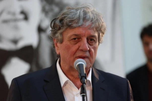 ZAPEVAO RADOŠ BAJIĆ! Orio se "Boj na Moravi" na Svetosavskom balu: "SRPSKA PRAVDA SVE ĆE DA POMLATI"!