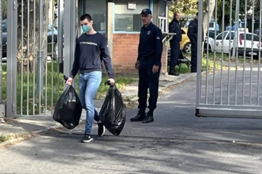 BELIVUKOV POTRČKO SA DVE KESE IZAŠAO IZ PRITVORA: Sam otičao pečke niz Bačvansku (FOTO)