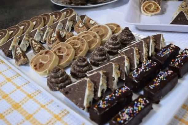 JEDNA SMESA I ČETIRI RAZLIČITE VRSTE KOLAČA: Svaki je drugačijeg ukusa, gosti će vam odmah tražiti recept! (FOTO)