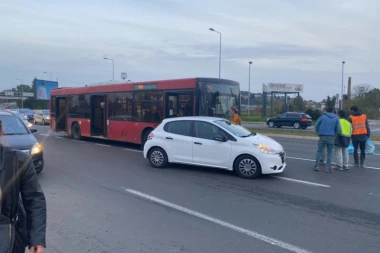 ČUKANJE KOD ADE CIGANLIJE: Autobus udario u automobil koji se prestrojavao