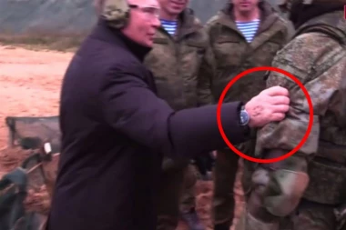 NOVE TEORIJE ZAVERE! Društvene mreže tvrde da sa vojnicima nije bio PUTIN već njegov DVOJNIK, navodno ga je odala RUKA (VIDEO)