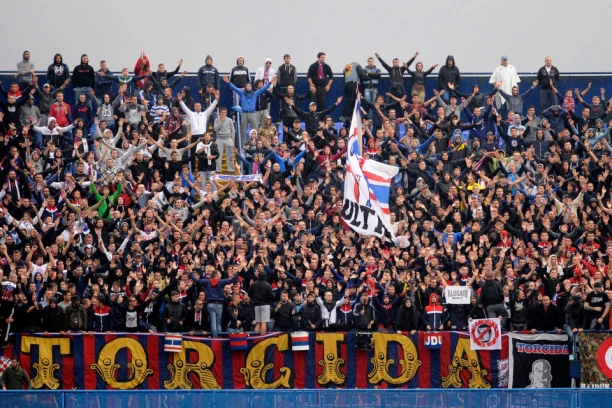 TEŠKI INCIDENTI POSLE DERBIJA HRVATSKE: Torcida pravila haos, policija PUCALA iz vatrenog oružja, ima POVREĐENIH!