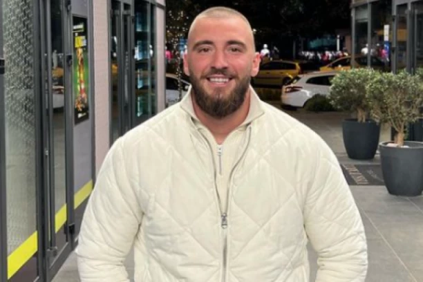 Mensur Ajdarpašić našao NOVU DEVOJKU? Silikoni PUCAJU na njoj, a izgleda kao TEMPIRANA BOMBA! (FOTO)