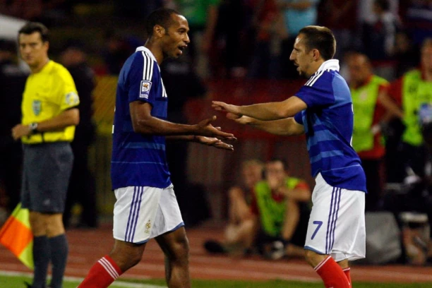 Fudbalski svet tuguje zbog legendarnog Francuza (VIDEO)