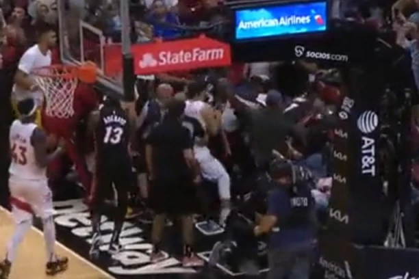 OPŠTA FRKA: Nije se znalo ko koga udara - Srbin sve posmatrao sa klupe! (VIDEO)